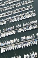 ein groß Nummer von Boote im ein Yachthafen foto
