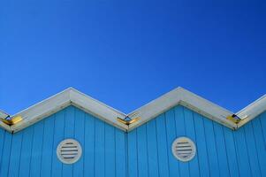 ein Blau Gebäude mit Weiß trimmen foto