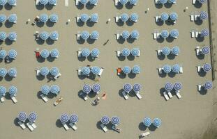 ein Strand mit viele Menschen auf es foto