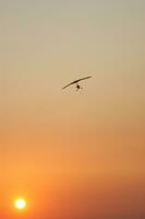 ein hängen Segelflugzeug ist fliegend im das Luft foto