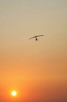 ein hängen Segelflugzeug ist fliegend im das Luft foto