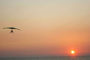 ein hängen Segelflugzeug ist fliegend im das Luft foto