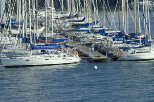 ein Gruppe von Boote im das Wasser foto