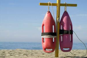 zwei Leben Bewahrer sind auf ein Pole auf das Strand foto