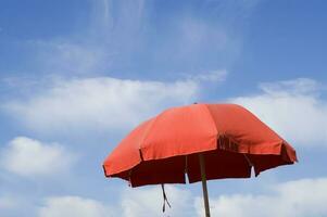 ein Strand Regenschirm mit ein gestreift Startseite foto