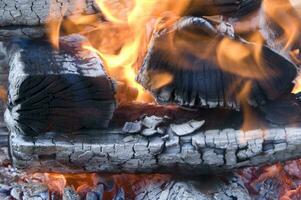 ein schließen oben von ein Feuer mit Holz und Kohle foto