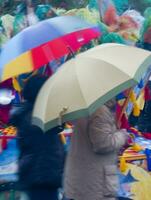 ein verschwommen Bild von ein Person halten ein Regenschirm foto
