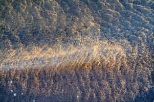 das Wasser ist klar und Blau mit Sand foto