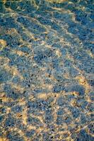 das Wasser ist klar und Blau mit Sand foto