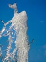 das Wasser Spiele von ein Brunnen foto