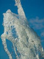 das Wasser Spiele von ein Brunnen foto