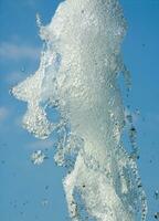 das Wasser Spiele von ein Brunnen foto