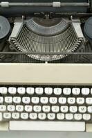 ein schließen oben von ein Schreibmaschine Tastatur mit das Briefe oop foto