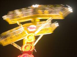 Aussicht von ein Kirmes beim Nacht foto