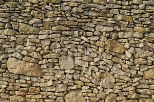 ein Mauer gemacht von Stein mit viele anders Formen foto