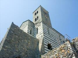 das Kirche von das Strand Dorf von portovenere Ligurien foto