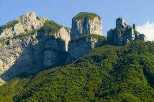 ein Berg Angebot mit ein wenige Häuser auf oben foto