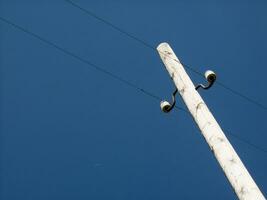 ein Telefon Pole mit zwei Beleuchtung auf es foto