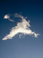 ein Jet Flugzeug fliegend durch ein wolkig Himmel foto