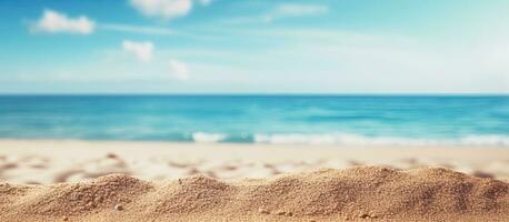 Nahansicht Schuss von Sand mit ein verschwommen Hintergrund von das Meer und Himmel auf ein Sommer- Tag. geeignet zum foto