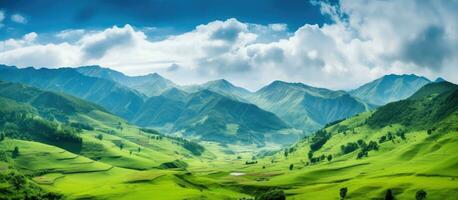 heiter und szenisch Landschaft mit ein Berg, Himmel, und Wolken. es strahlt aus Ruhe und Entspannung, foto