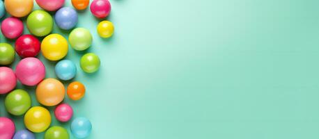 Vertikale Banner mit Kopieren Raum präsentieren beschwingt Süßigkeiten Bälle auf ein Grün Papier Hintergrund. foto