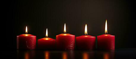 vier rot Kerzen angezeigt gegen ein dunkel Hintergrund, mit reichlich Raum zum ein Banner, Panorama, foto