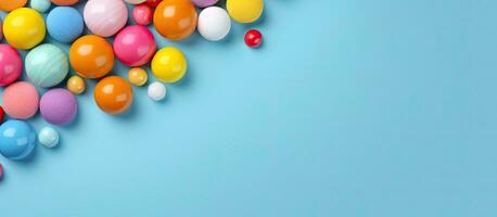 bunt Süßigkeiten Bälle sind angezeigt auf ein Blau Papier Hintergrund im das Format von ein horizontal foto