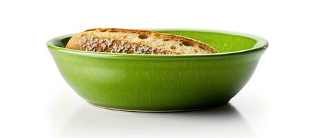 ein Grün Schüssel mit Toast platziert innen, mit leeren Raum auf das richtig Seite. es ist isoliert auf foto