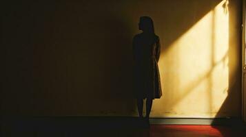 Schatten von unbekannt Frau im ihr Residenz symbolisiert Depression foto