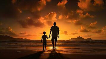 ein Vater und Sohn gebunden beim Sonnenuntergang auf ein bali Strand foto