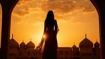 persisch Frau im traditionell Kleid gegen iranisch die Architektur beim Sonnenuntergang im kashan ich rannte foto