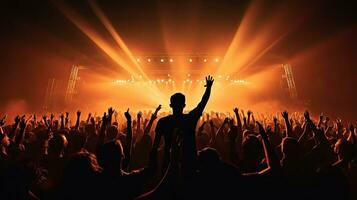 Publikum erziehen Hände genießen Leben Musik- Festival Konzert Felsen Band durchführen auf draussen Bühne im Scheinwerfer foto