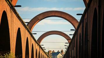 Kamin Spitzen unter Eisenbahn Brücke Bögen auf Häuser unten das rot Backstein Zug Bögen silhouettiert auf ein sonnig Tag im Mannsfeld Stadt, Dorf Nottinghamshire foto