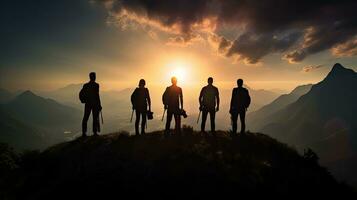 Führung Konzept Mannschaft s Berg Silhouette foto