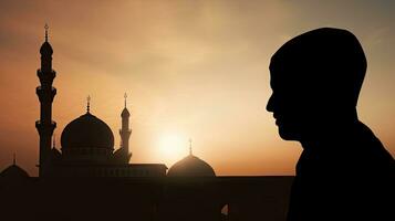 Silhouette von veraltet Moschee gefangen im ein fotografieren foto