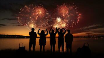 Menschen Erfassen Herz geformt Feuerwerk während ein Juli 4 .. Feier im Boston ma foto