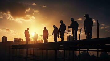 Silhouette von Konstruktion Arbeitskräfte auf Gebäude Dach foto