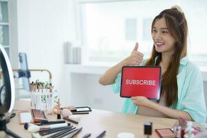 online Marketing Schönheit Influencer asiatisch Mädchen mit Sozial Medien zum Leben Streaming auf Smartphone online Publikum mögen und abonnieren zu ihr Kanal. mögen Anhänger foto