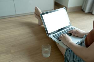 Frau Arbeiten durch mit Laptop leer Bildschirm Computer . Hände Tippen auf ein Tastaturtechnologie E-Commerce Konzept. foto