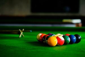 Billard- Bälle. bunt Snooker Bälle auf Grün Fries. foto