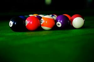 Billard- Bälle. bunt Snooker Bälle auf Grün Fries. foto