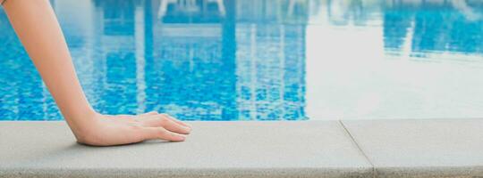 Sommer- Urlaub jung asiatisch schön Frau entspannend im Schwimmen Schwimmbad beim Spa Erholungsort. schön tropisch Strand Vorderseite Hotel Resort mit Schwimmen Schwimmbad foto