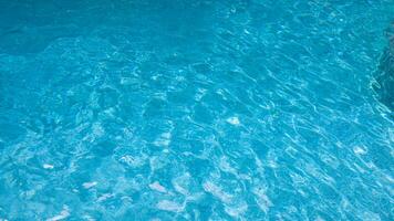 abstrakt Schwimmbad Wasser. Schwimmen Schwimmbad Unterseite Ätzmittel Welligkeit und fließen mit Wellen Hintergrund Oberfläche von Blau Schwimmen Schwimmbad foto