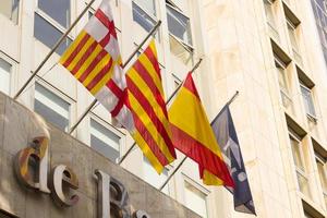 flagge von barcelona, die katalanische und spanische flagge foto