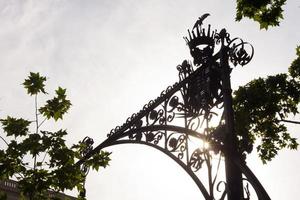 Detail der traditionellen Straßenlaterne in der Gracia Street, Barcelona, Spanien. foto