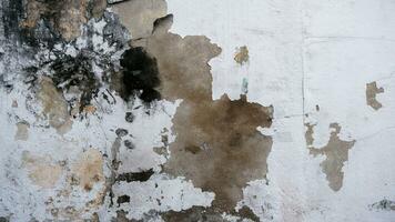 alt Zement Mauer schälen Außen Textur Hintergrund mit Weiß Farbe Peeling niedrig Qualität, geknackt Mauer foto