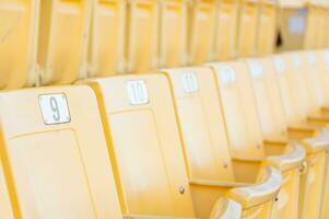 leeren Gelb Sitze beim Stadion, Reihen von Sitz auf ein Fußball Stadion, auswählen Fokus foto