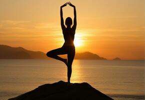 Mädchen im Yoga Pose auf das Strand foto