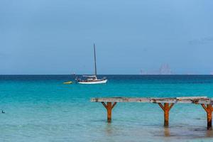 Boote vertäut an der Küste von Ses Illetes Strand auf Formentera, Balearen in Spanien.